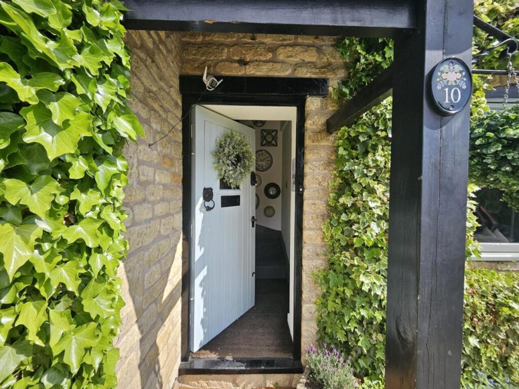 Cotswold Stay Burford holiday cottage bedroom