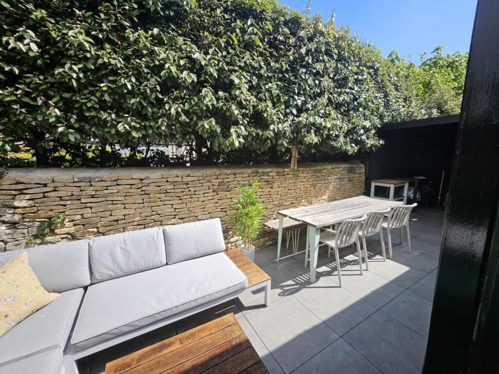 Cotswold Stay Burford holiday cottage bedroom
