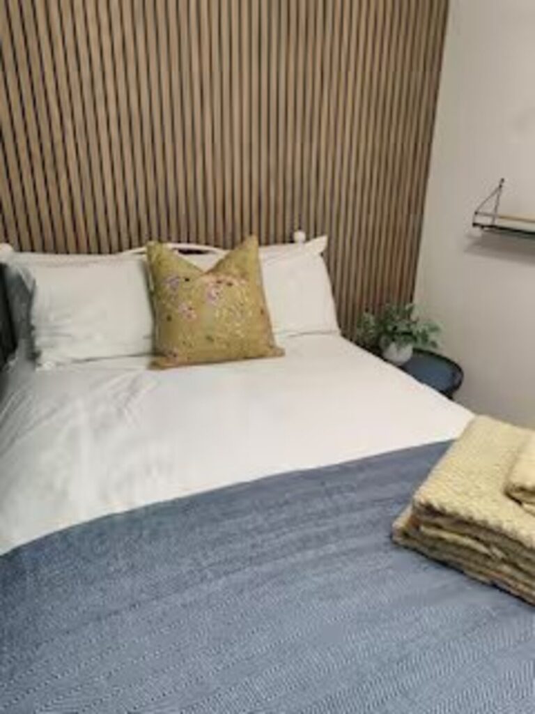 Cotswold Stay Burford holiday cottage bedroom