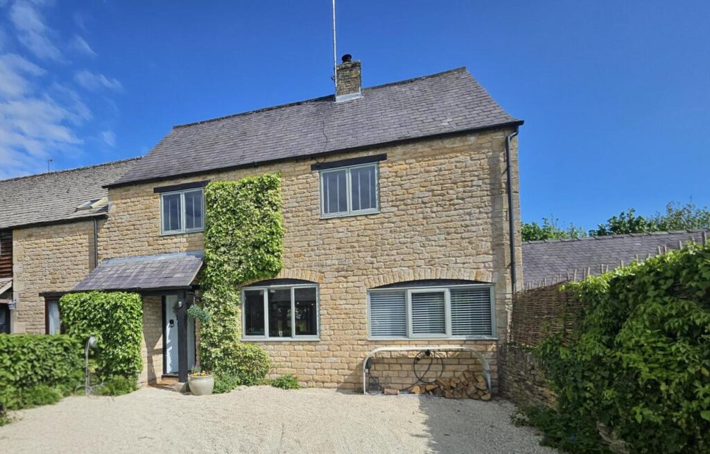 Cotswold Stay Burford holiday cottage bedroom