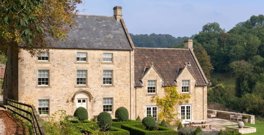 Cotswold Stay - Wonderful Winchcombe A stunning farmhouse set amongst trees and landscaped gardens